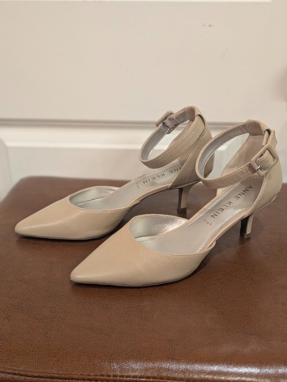 Anne Klein iflex Fabulist Cream Leather Ankle Strap Kitten Heel Pumps 8.5